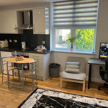 Hanwell Mj Serviced Apartment Up To 6 Guest - Luxurious Living In West London Next To Tube Station & Central London מראה חיצוני תמונה