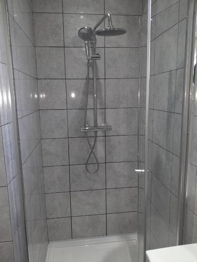 Hanwell Mj Serviced Apartment Up To 6 Guest - Luxurious Living In West London Next To Tube Station & Central London מראה חיצוני תמונה