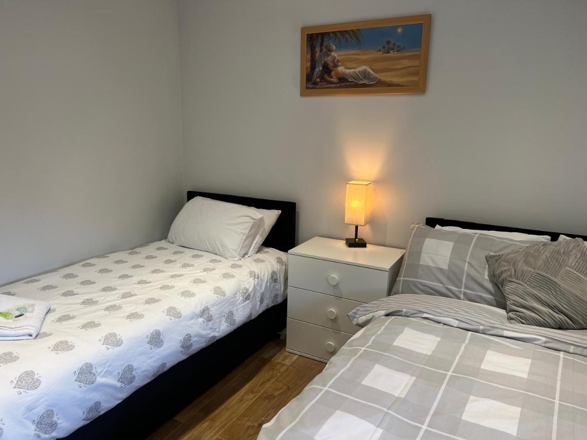 Hanwell Mj Serviced Apartment Up To 6 Guest - Luxurious Living In West London Next To Tube Station & Central London מראה חיצוני תמונה